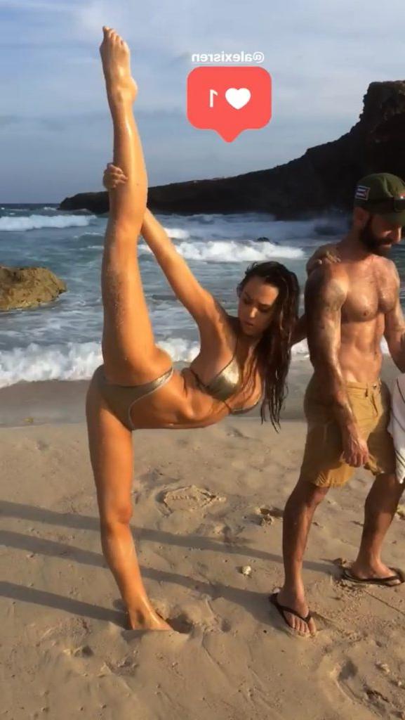 21P Alexis Ren Topless