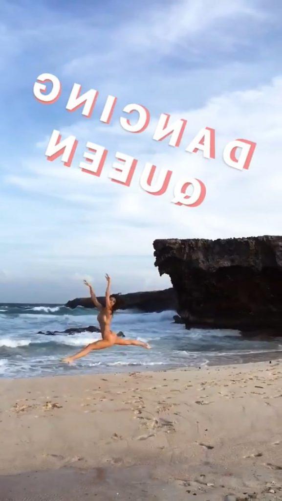 21P Alexis Ren Topless