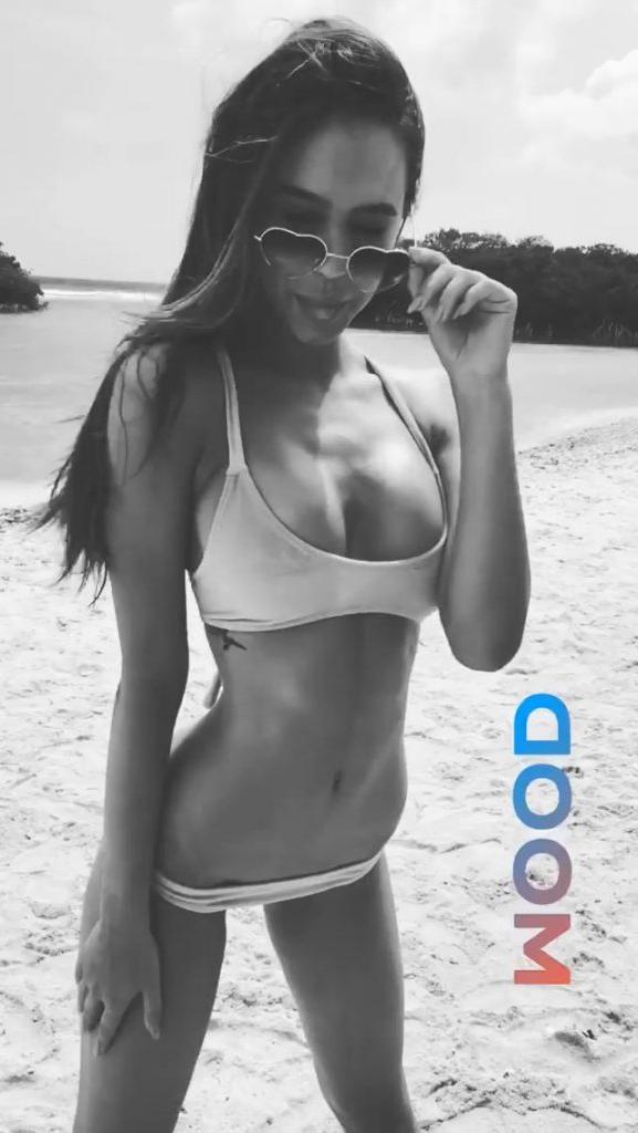 21P Alexis Ren Topless