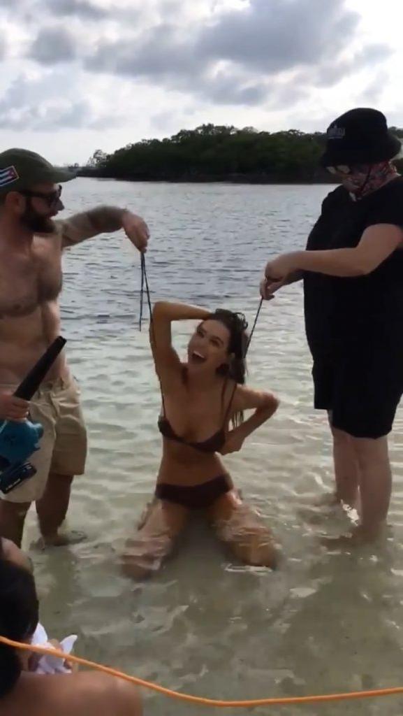 21P Alexis Ren Topless