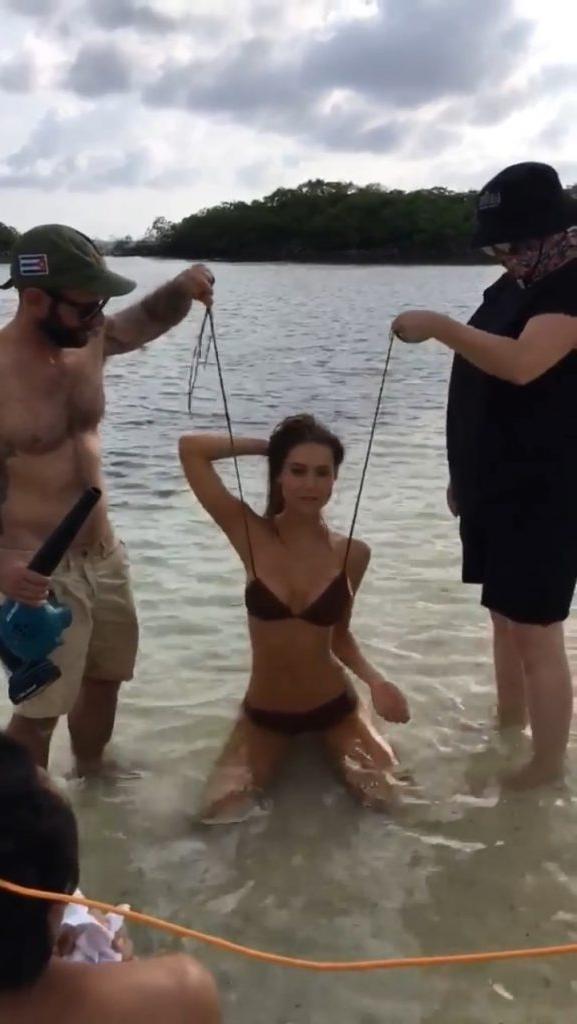 21P Alexis Ren Topless