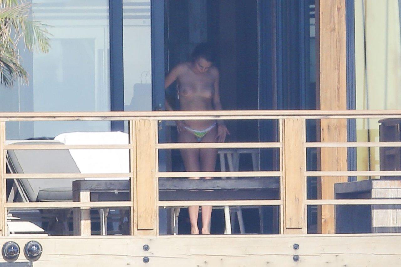 7P Cara Delevingne topless paparazzi pics