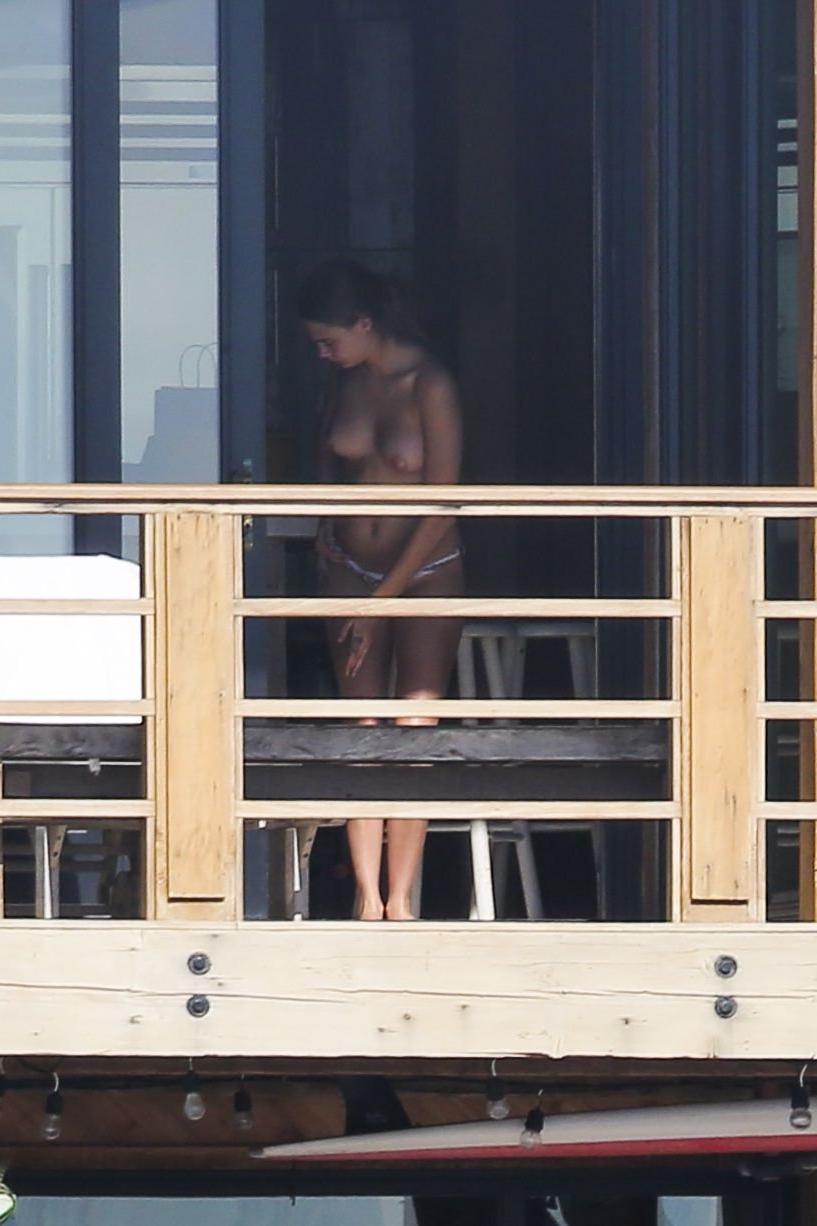 7P Cara Delevingne topless paparazzi pics