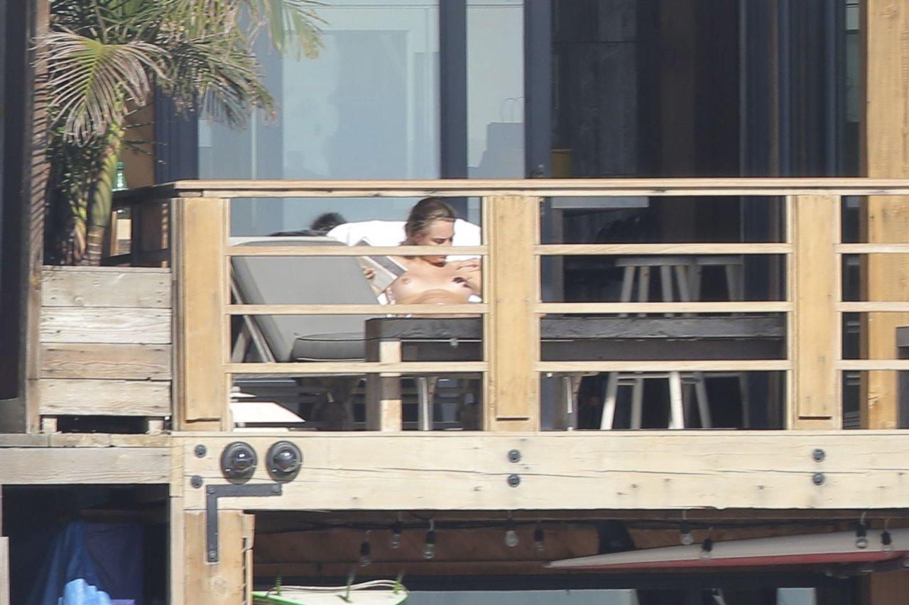 7P Cara Delevingne topless paparazzi pics