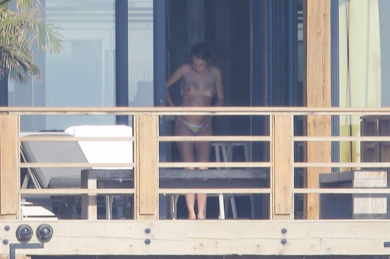 7P Cara Delevingne topless paparazzi pics