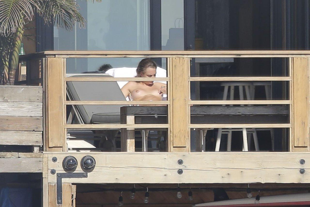 7P Cara Delevingne topless paparazzi pics