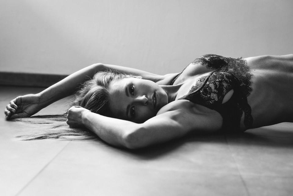 9P Topless photoset of Marisa Papen