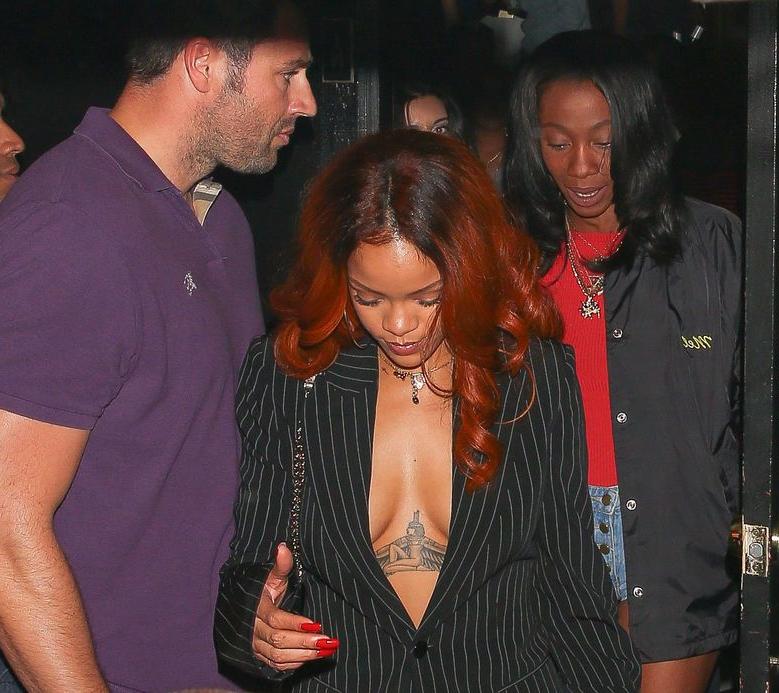 4P Rihanna topless photos