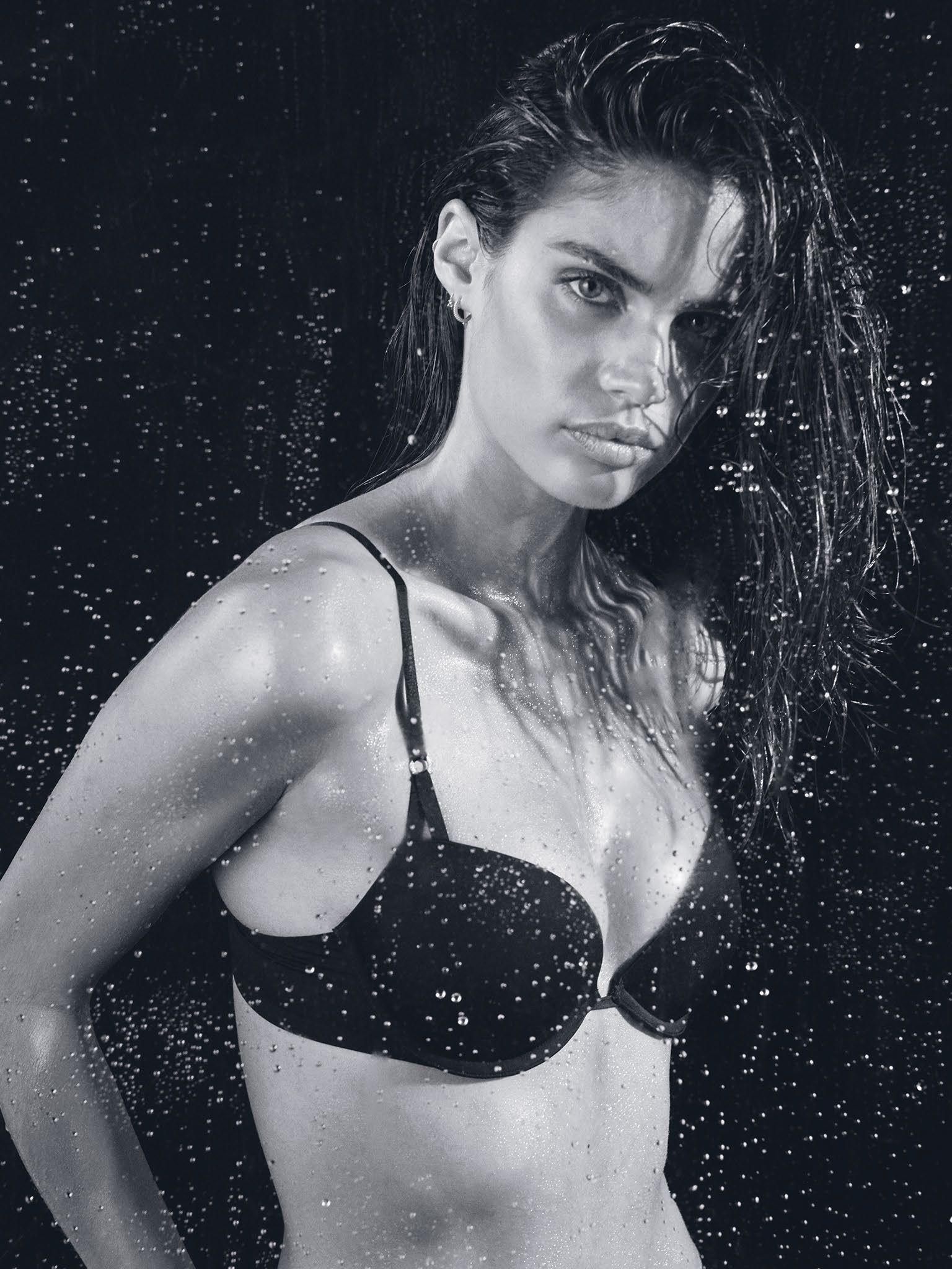 8P Topless Photos of Sara Sampaio