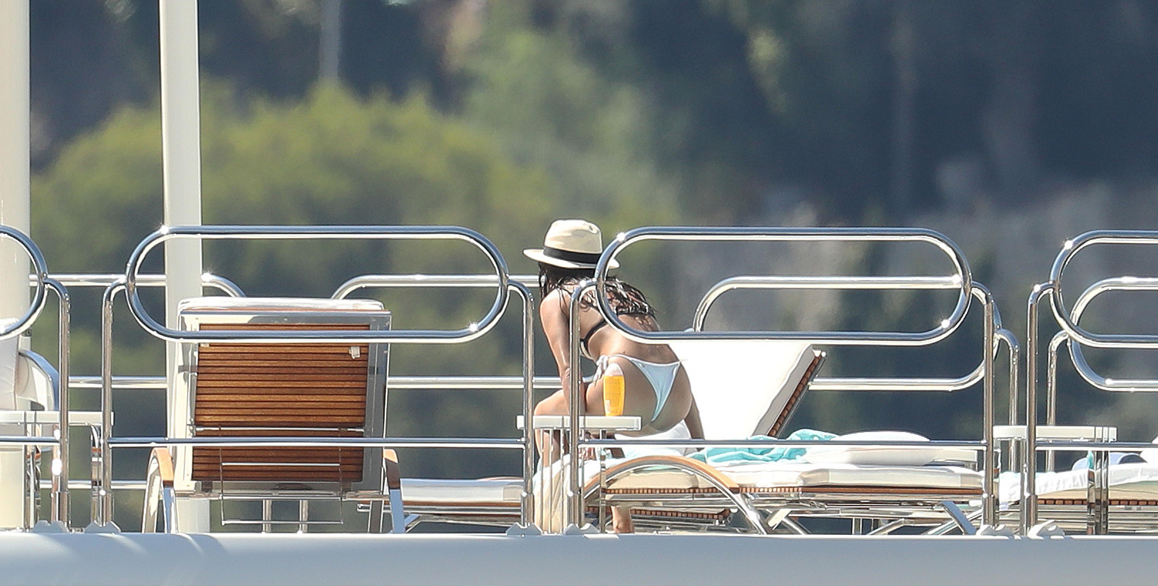 8P Topless Photos of Sara Sampaio