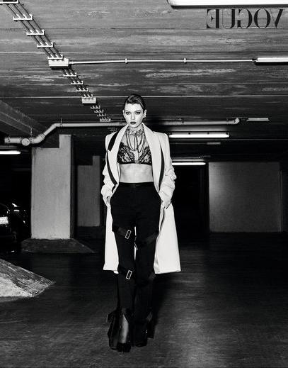 5P Topless Photos of Stella Maxwell