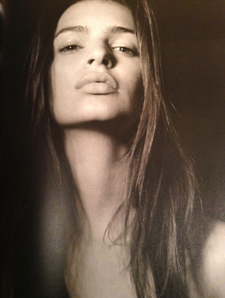 9P Topless photos of Emily Ratajkowski
