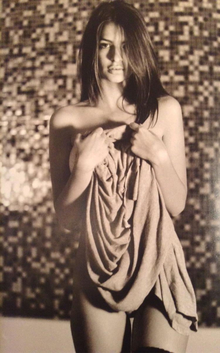 9P Topless photos of Emily Ratajkowski