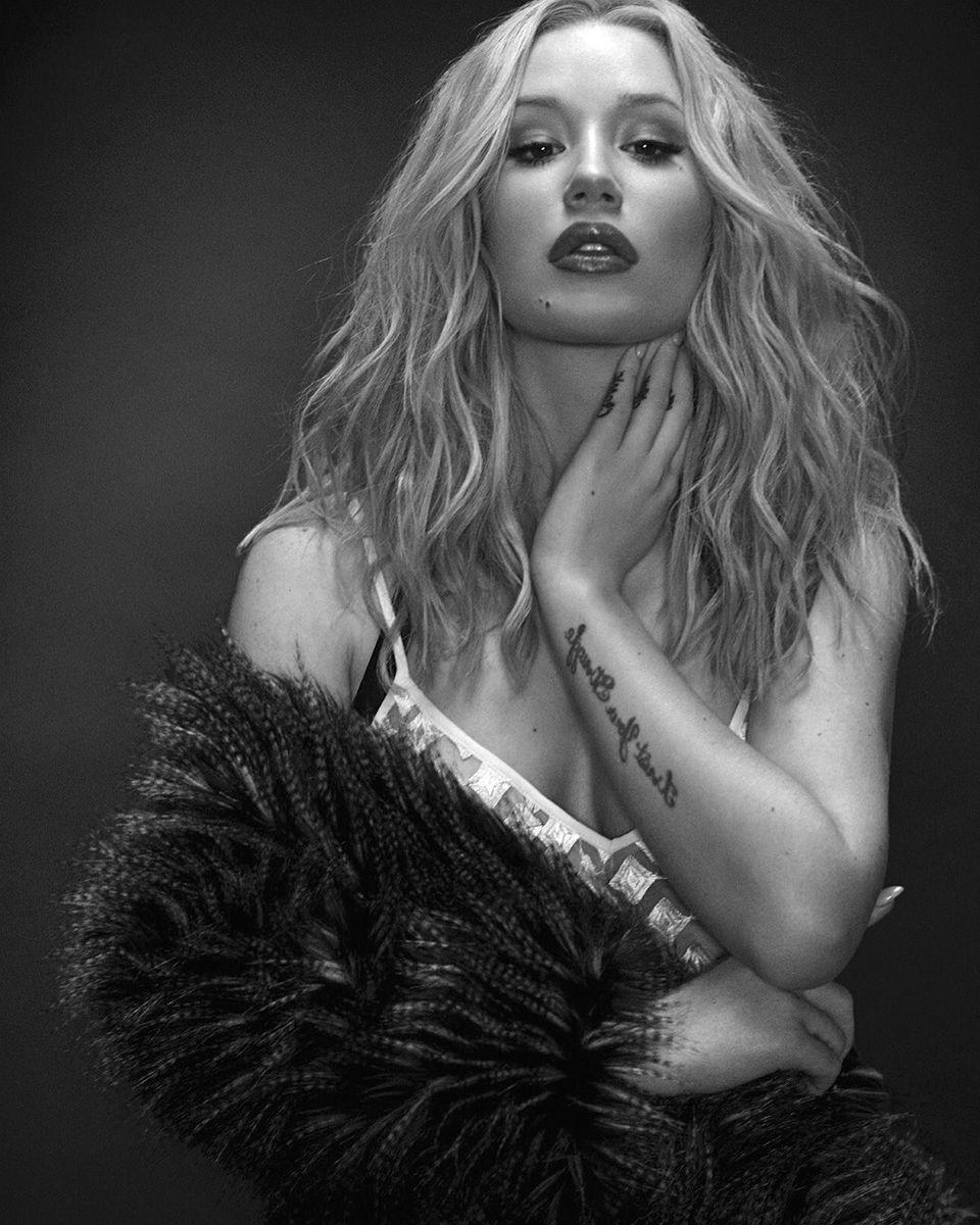 8P Iggy Azalea Topless Photos