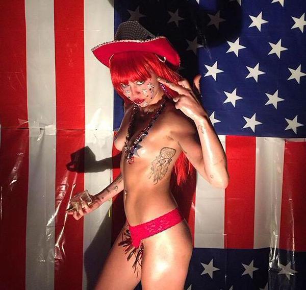 4P Miley Cyrus topless photoset