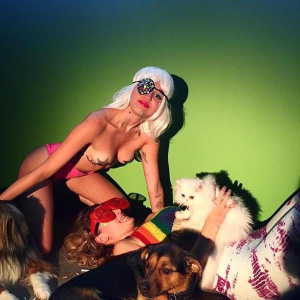 4P Miley Cyrus topless photoset