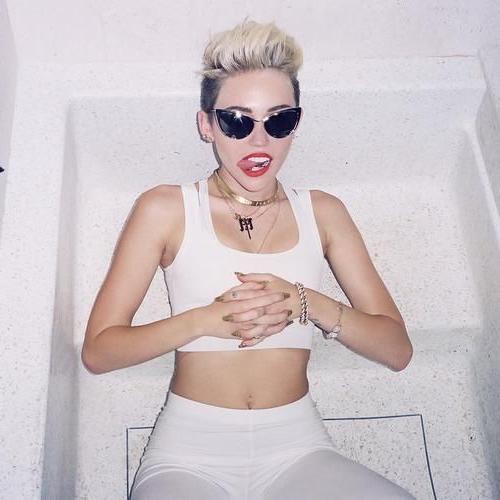 4P Miley Cyrus topless pics
