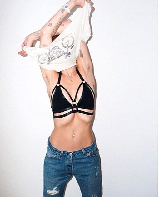 4P Miley Cyrus topless pics