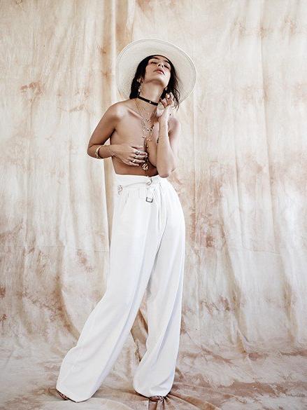 7P Topless pics of Emily Ratajkowski