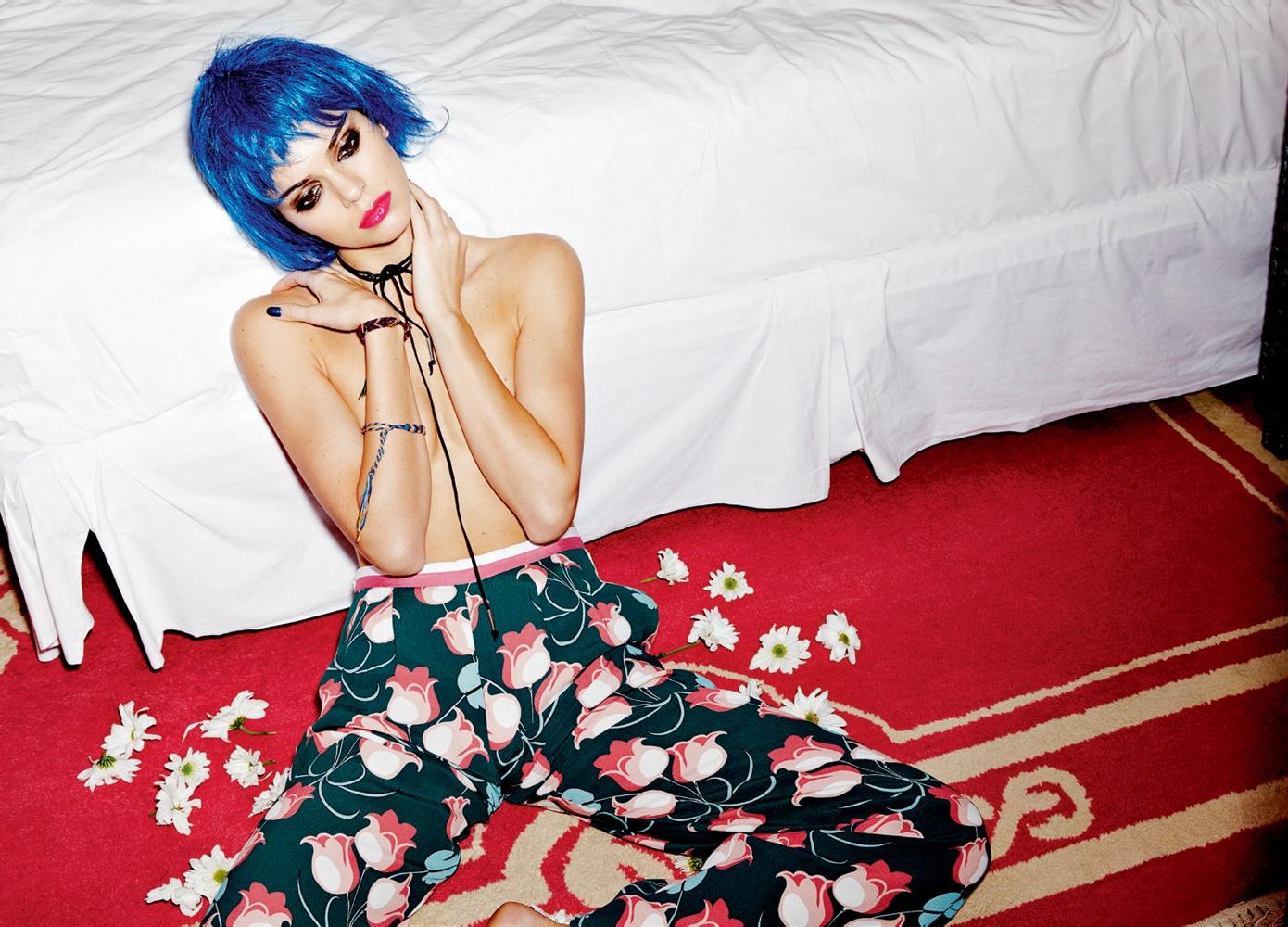 4P Kendall Jenner Topless Pics