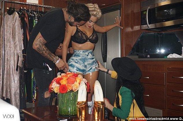 5P Topless Photos of Kim Kardashian