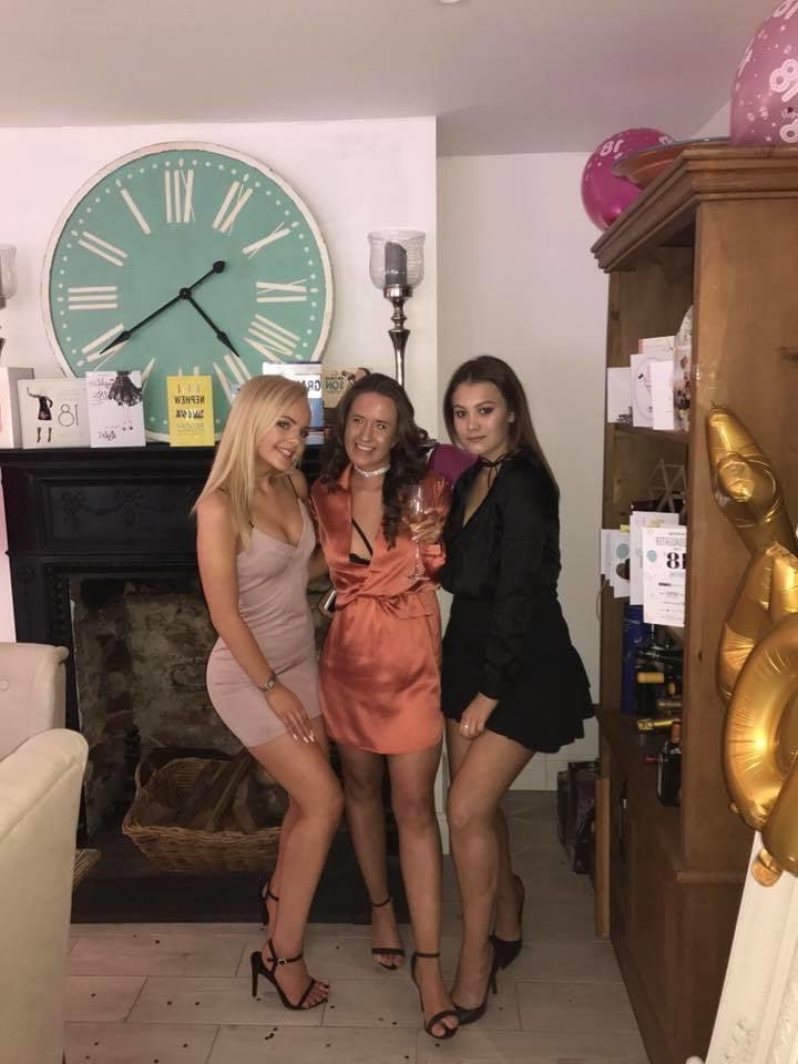 24P Anglaises en talon Bitch British Girls in High Heels 24