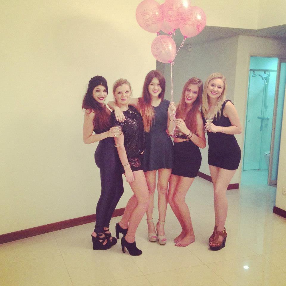 24P Anglaises en talon Bitch British Girls in High Heels 24