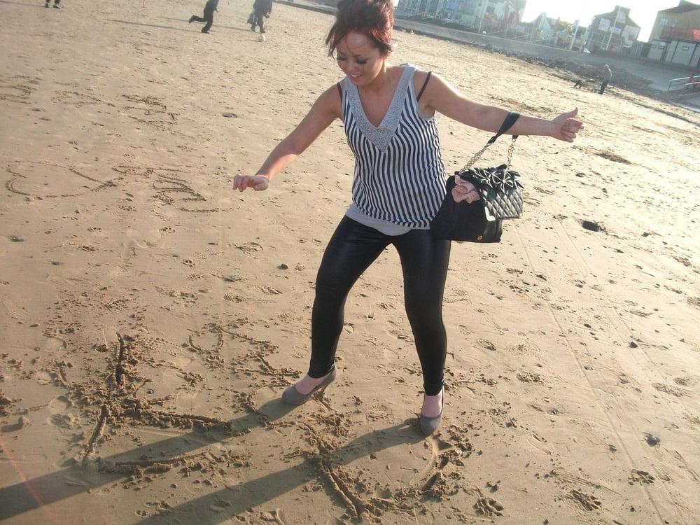 24P Anglaises en talon Bitch British Girls in High Heels 24