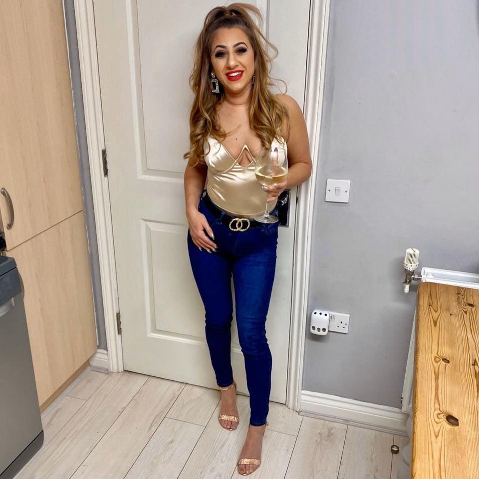 24P Anglaises en talon Bitch British Girls in High Heels 24