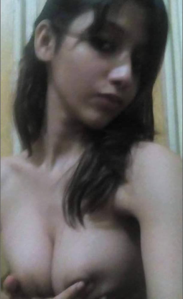 16P Cute Desi Girl Nude Leaked Photos