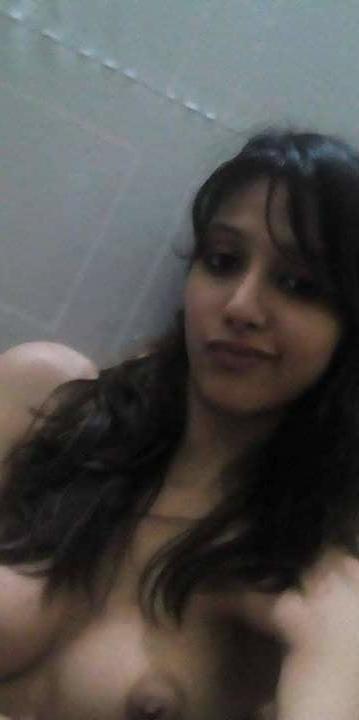 16P Cute Desi Girl Nude Leaked Photos