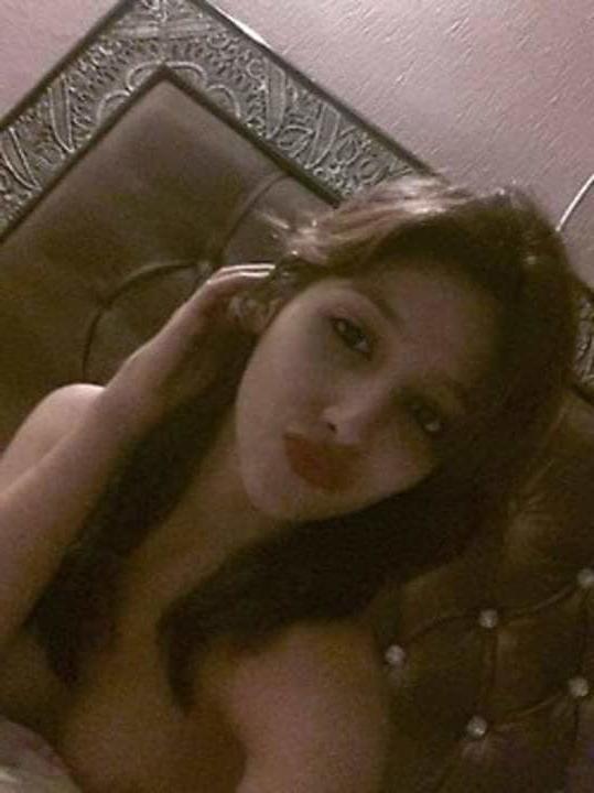 16P Cute Desi Girl Nude Leaked Photos