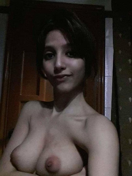 16P Cute Desi Girl Nude Leaked Photos