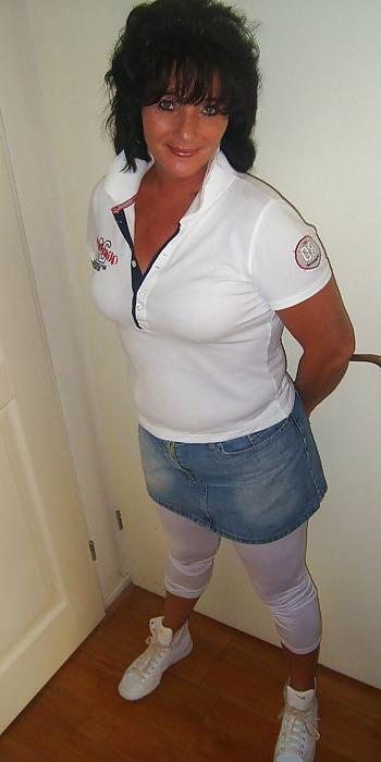 25P My mothers mature horny girlfriend, fuck that old bitch!!!