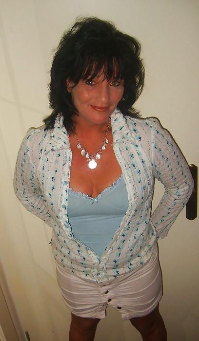 25P My mothers mature horny girlfriend, fuck that old bitch!!!