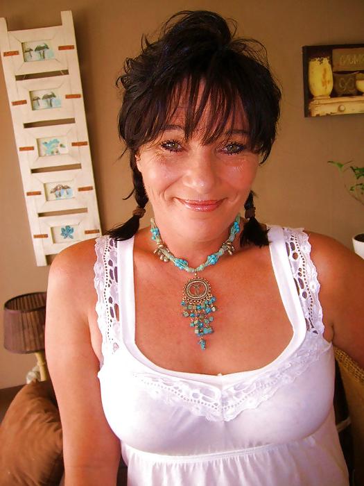 25P My mothers mature horny girlfriend, fuck that old bitch!!!