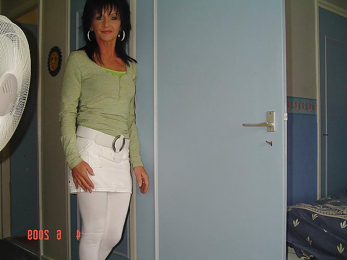 25P My mothers mature horny girlfriend, fuck that old bitch!!!