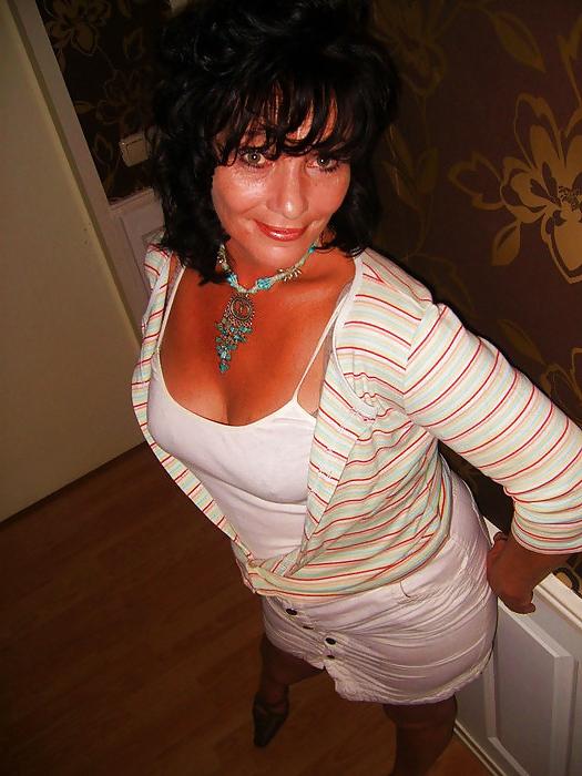 25P My mothers mature horny girlfriend, fuck that old bitch!!!