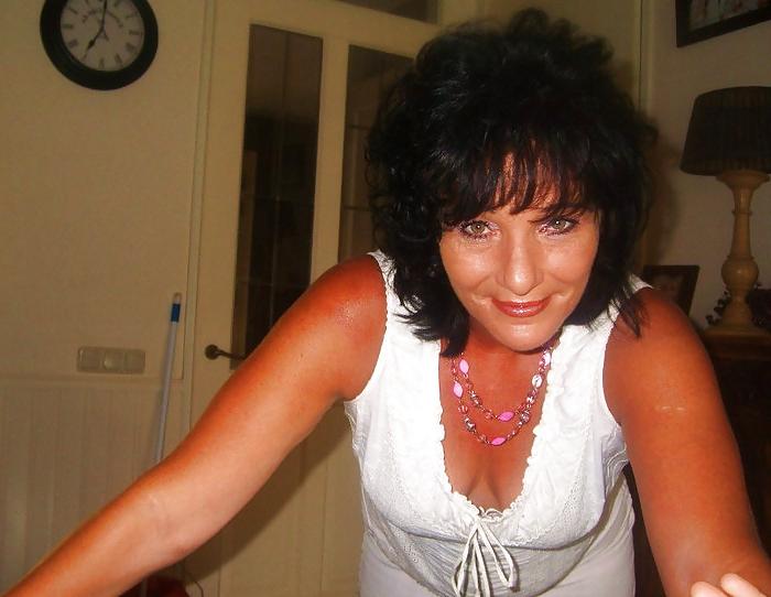 25P My mothers mature horny girlfriend, fuck that old bitch!!!