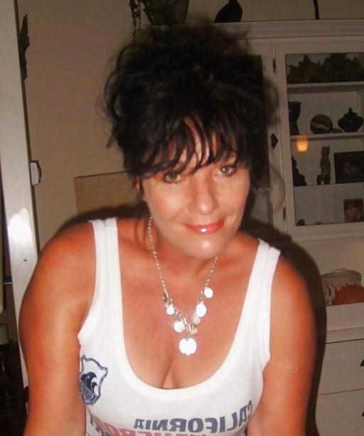 25P My mothers mature horny girlfriend, fuck that old bitch!!!