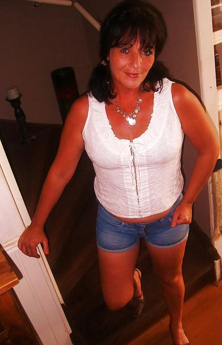25P My mothers mature horny girlfriend, fuck that old bitch!!!