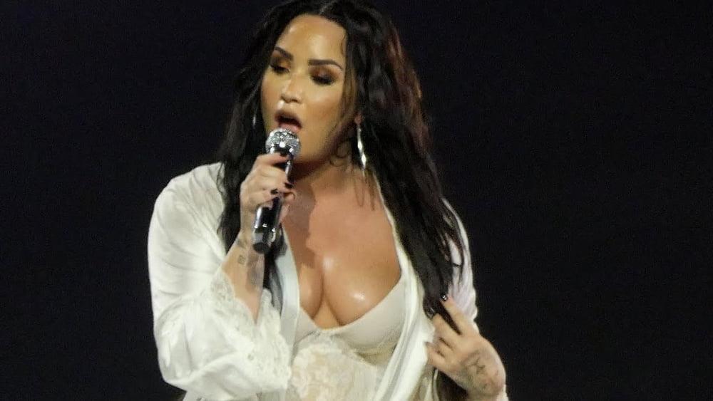 25P cute Demi Lovato