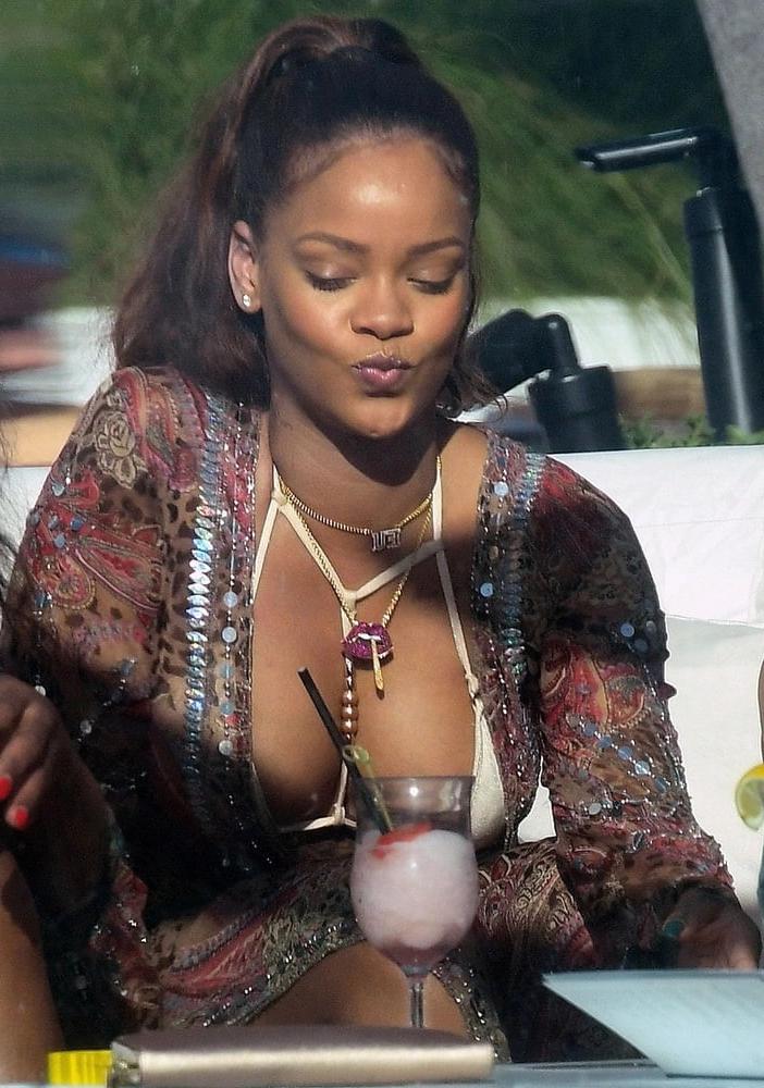 25P cute Rihanna