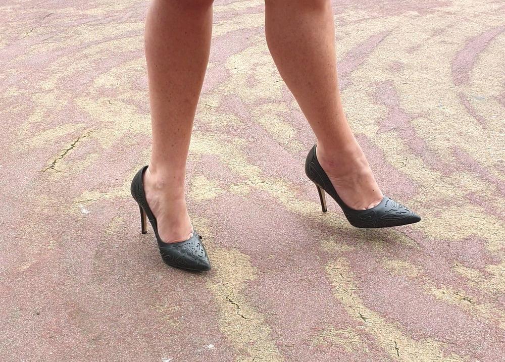 25P Candid legs and feet secretary