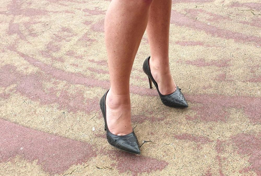 25P Candid legs and feet secretary