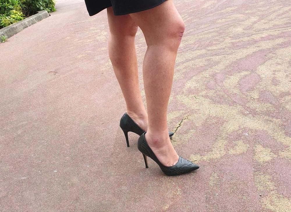 25P Candid legs and feet secretary