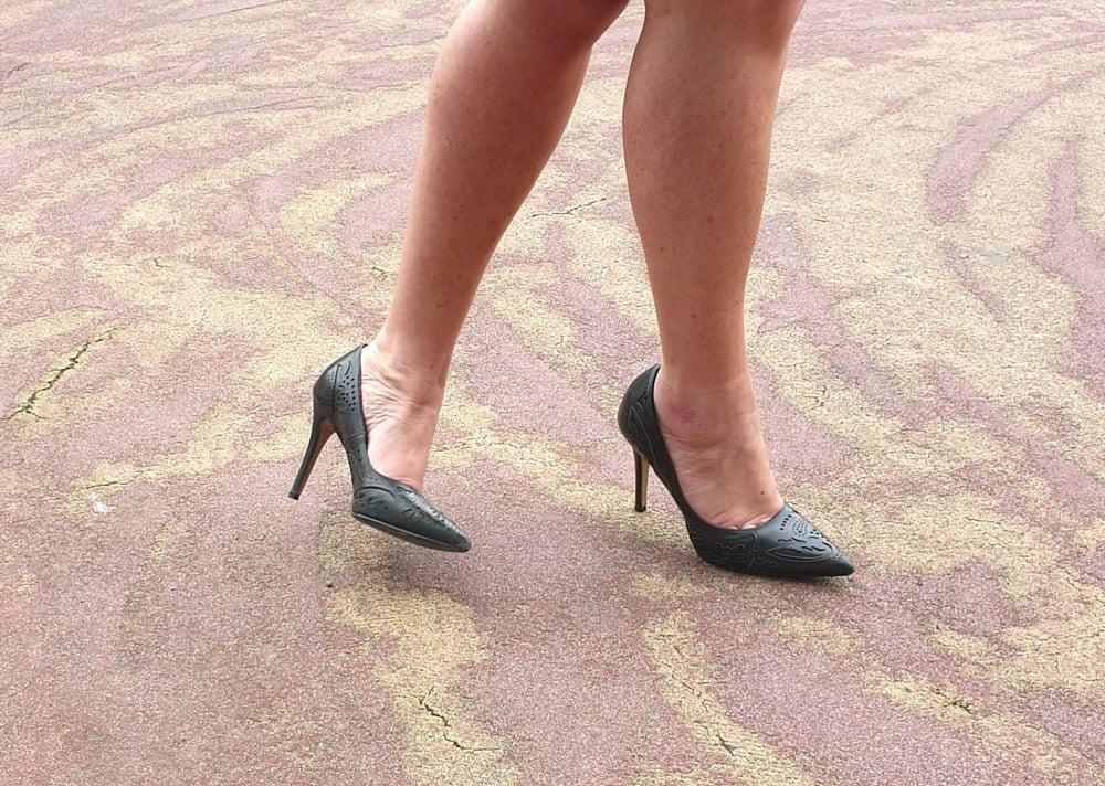 25P Candid legs and feet secretary