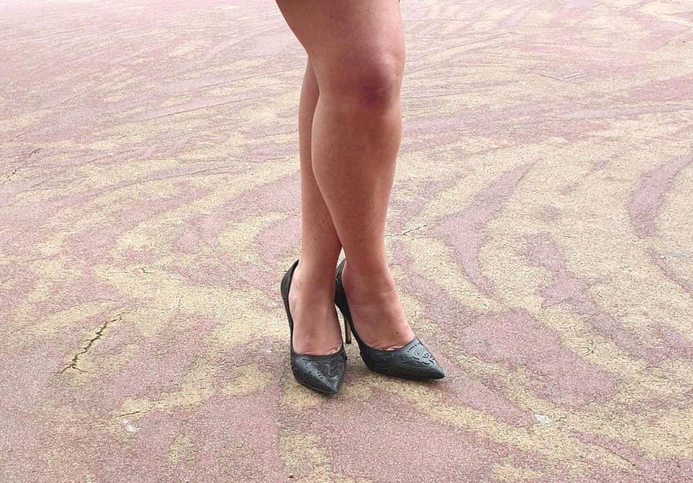 25P Candid legs and feet secretary
