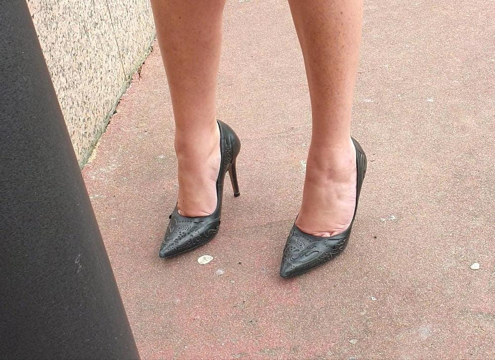 25P Candid legs and feet secretary