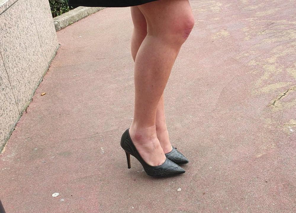 25P Candid legs and feet secretary